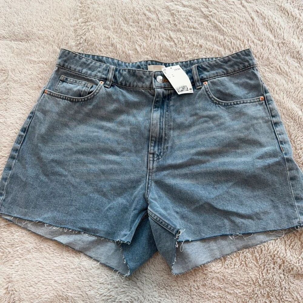 NWT H&M Womens Denim Dad Shorts Size 14 Raw Hem